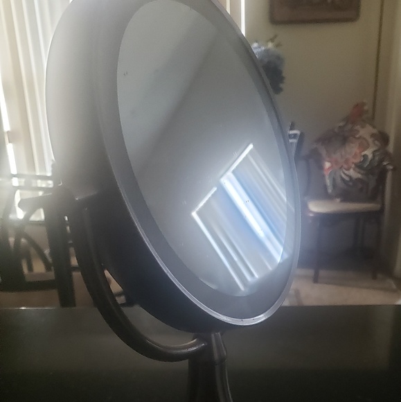 Home makeup mirror. - Picture 4 of 4